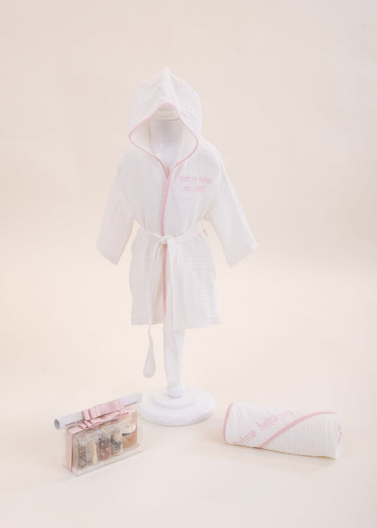 Set Pentru Prima Baita Muselina Crem Broderie Roz cu Prosop si Halat AnneBebe