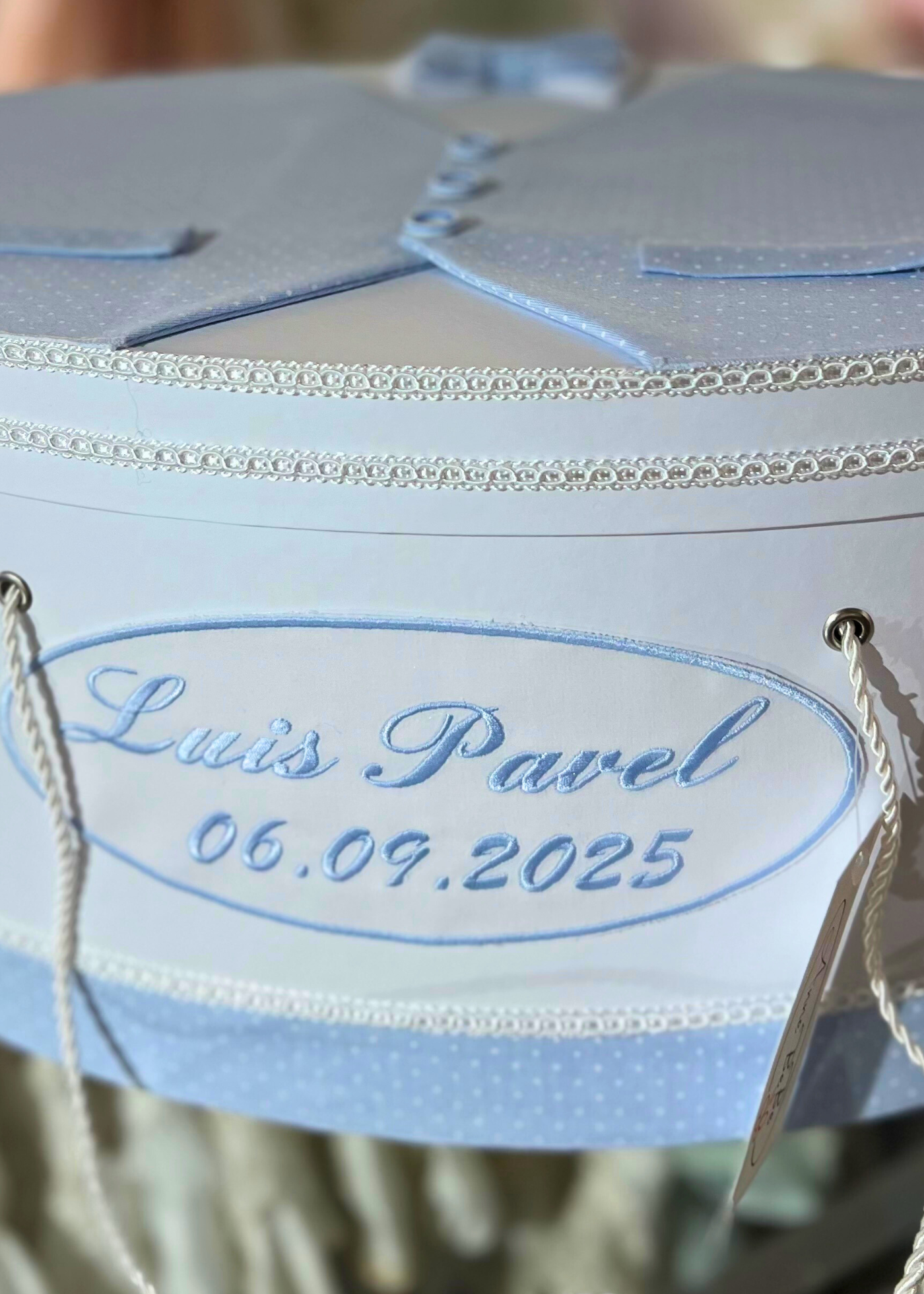 Personalizare Cufar Botez Elipsa Brodata Lateral / Capac