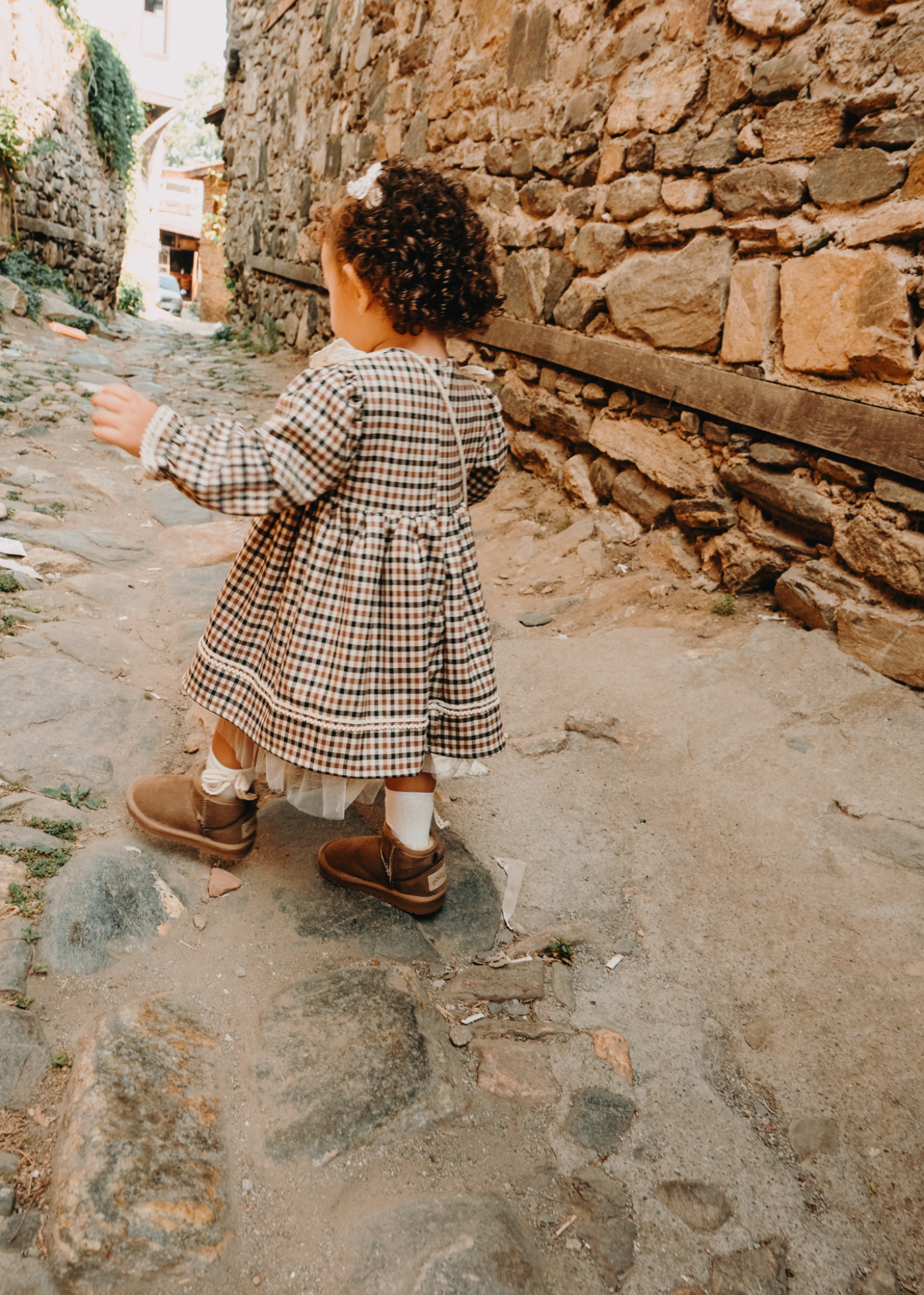 Rochie cu Maneca Lunga Carouri Maro cu Bej si Gentuta Caprioara 3734 Mino Baby