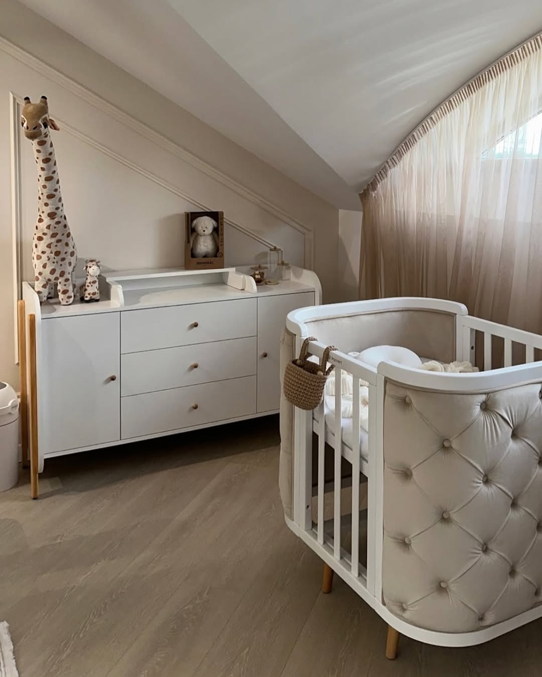 Patut bebe Capitonat Catifea Evolutiv Boho Chesterfield Alb Natur Ingvart