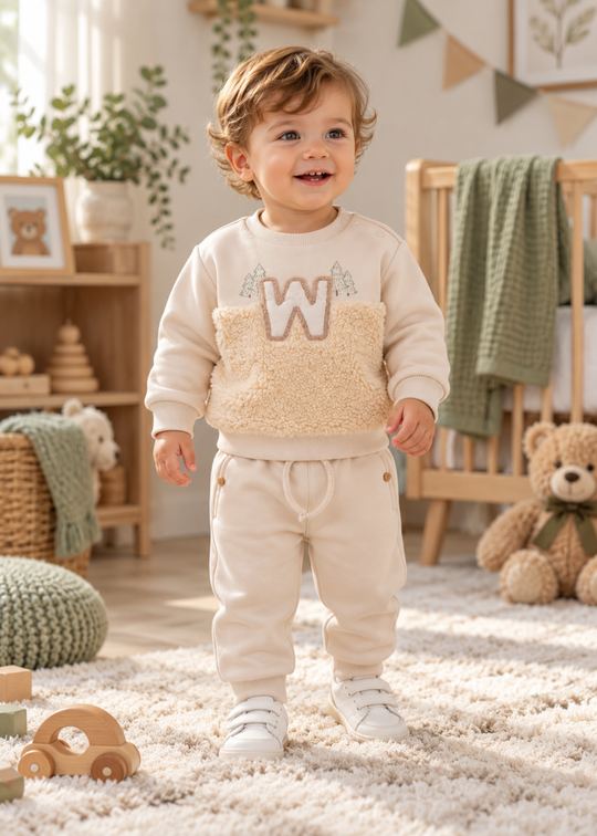 Compleu 2 Piese Bej cu Pantaloni si Bluza cu Aplicatie din Blanita si Litera W pentru Baieti TKE2658 – Mell Sweet Baby