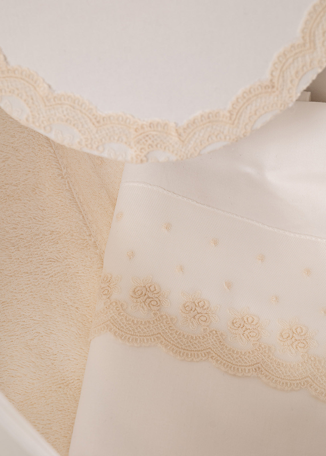 Set Botez Mira 4 Piese, Rochie, Trusou, Lumanare si Cufar Personalizat Botez AnneBebe