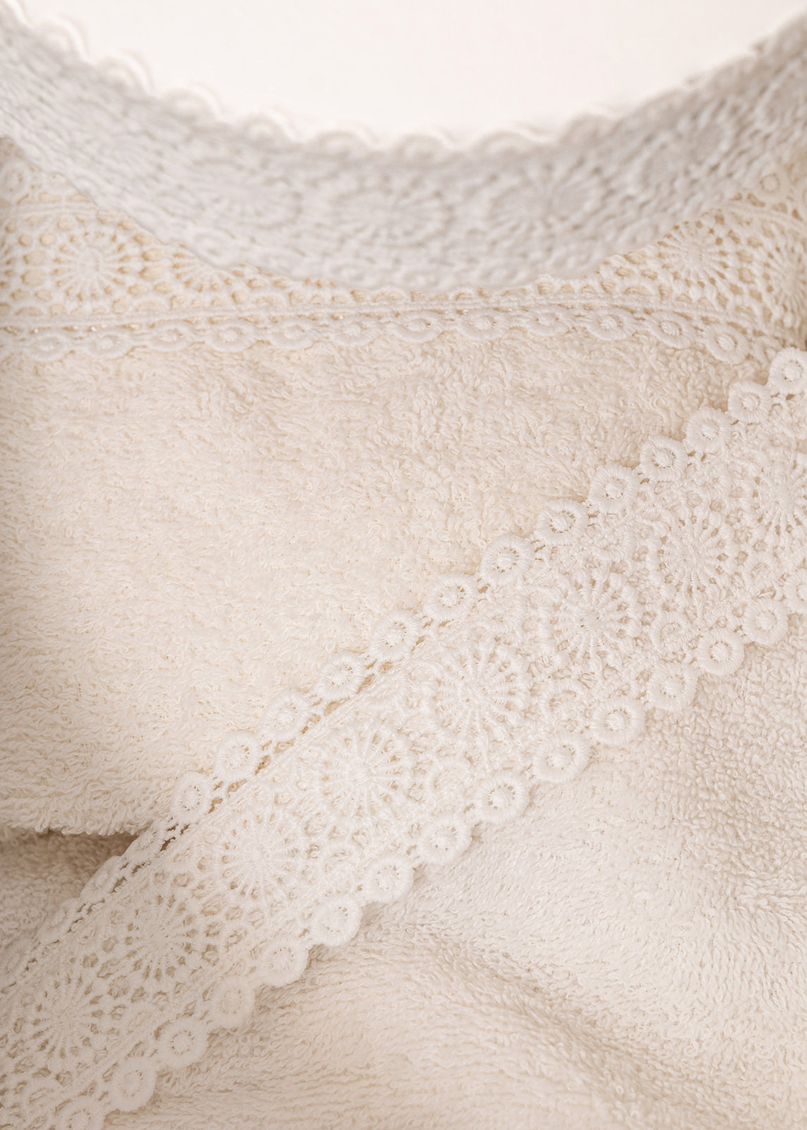 Cufar Marilena Oval Crem Banda Bumbac Dantela Rozete AnneBebe