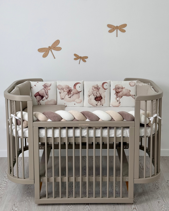 Set Protectie si Lenjerie Pătuț oval rotund normal 7 Piese Oițe pe norisori – Sheep Ingvart