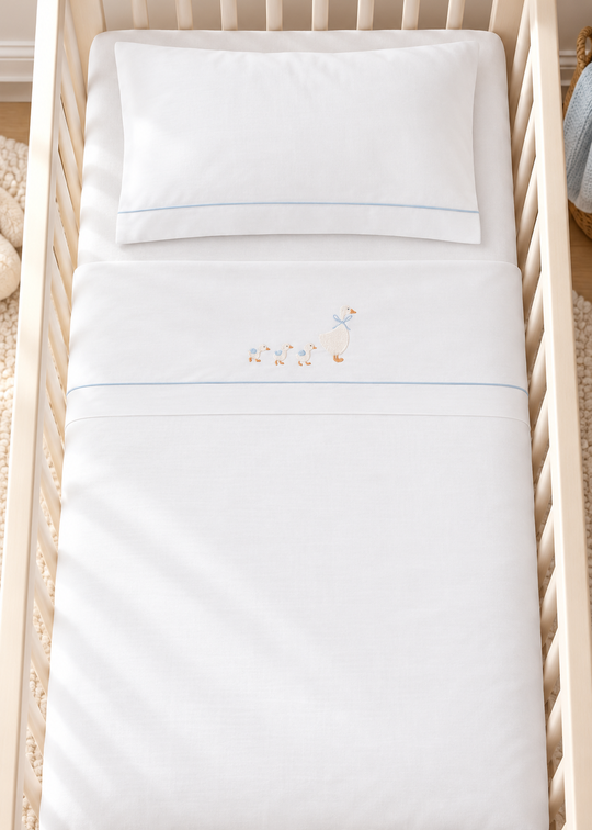 Set Lenjerie Patut 3 Piese Alba cu Imprimeu Gaste Bleu 03343-11 – Interbaby