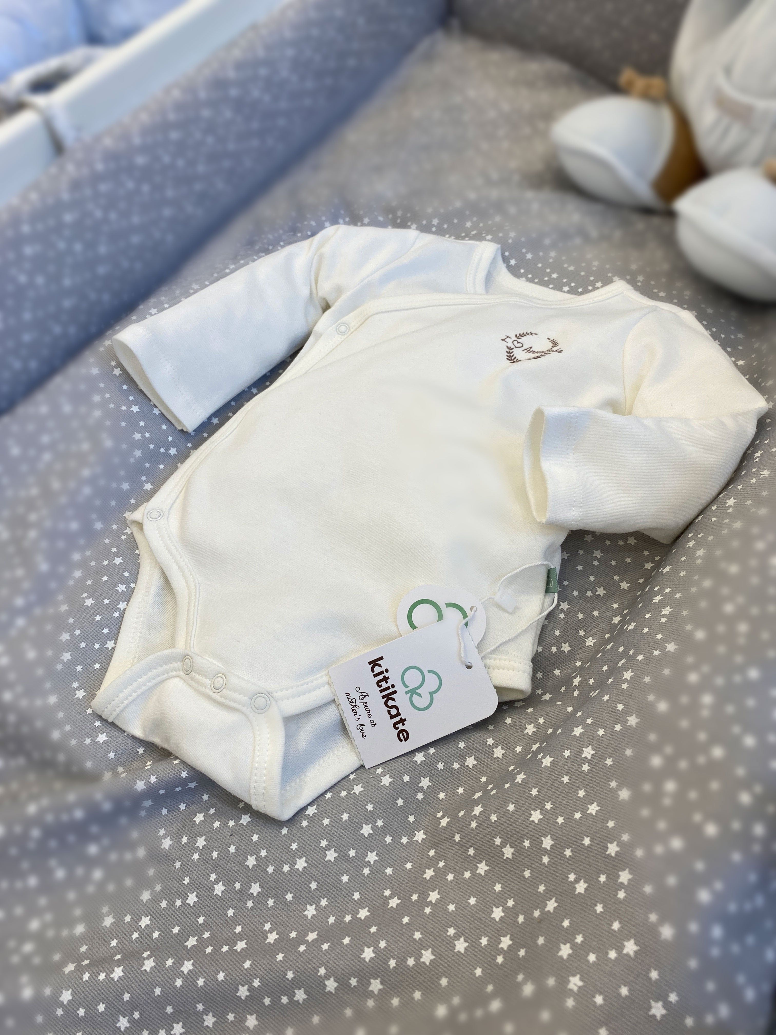 AnneBebe - Body Bebelusi Petrecut Crem cu Maneca Lunga Bumbac Organic S82166 Kity Kate