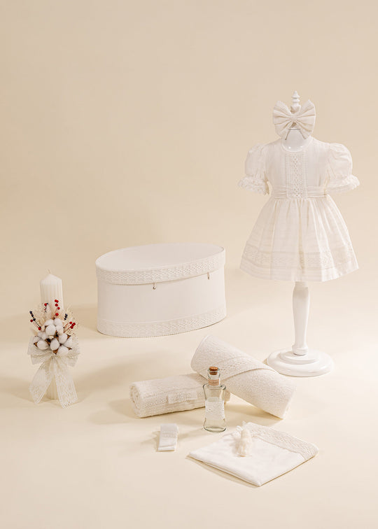 Set Botez Brandusa 4 Piese Rochie Trusou Lumanare si Cufar Personalizat Botez AnneBebe