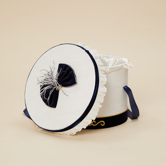 Cufar Elegant Baieti Crem Volanas Pliseu Si Banda Catifea Bleumarin AnneBebe