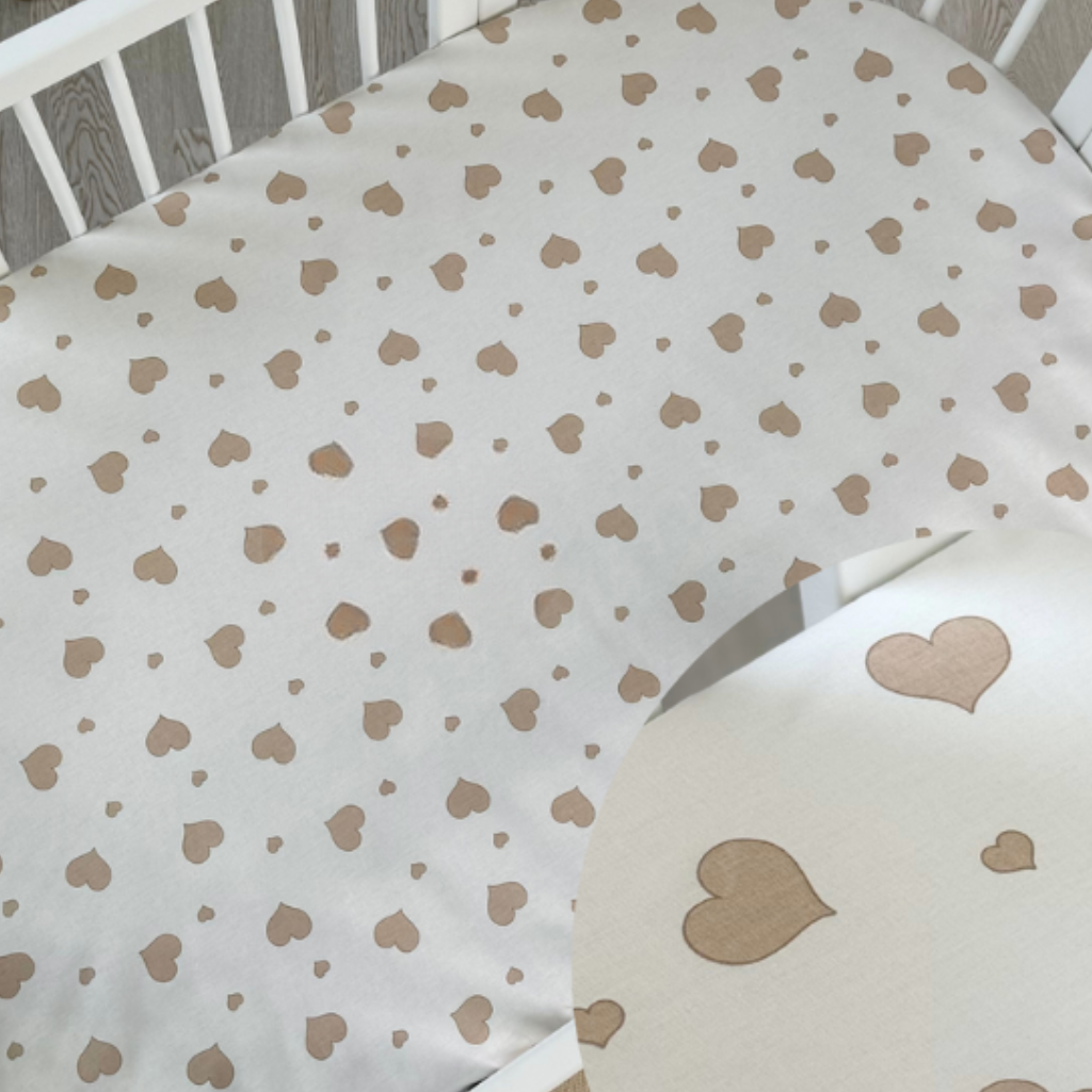 Cearceaf Alb cu Inimioare Bej pentru Patut Mic Nika 60x95 cm