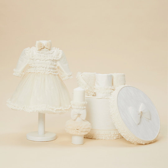 Set Botez Helga 4 Piese 4 Piese, Rochita, Lumanare, Trusou si Cufar Personalizat Botez AnneBebe