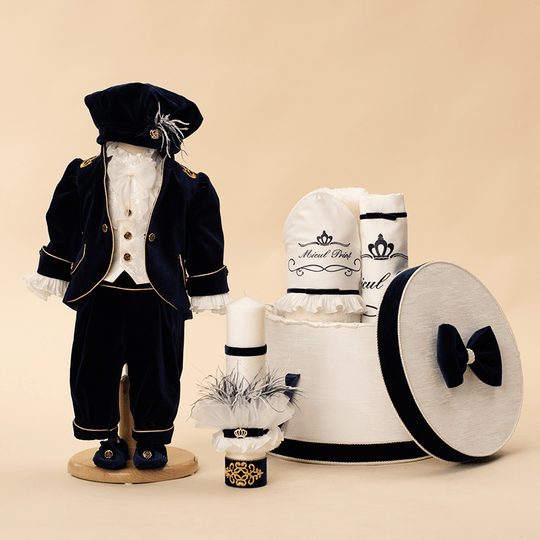 Set Botez Micul Print 4 Piese, Costum, Trusou, Lumanare si Cufar Baieti AnneBebe