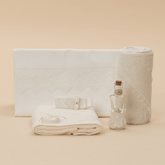 Trusou Lora Crem Cu Dantela Regala Coltisor Personalizat Botez AnneBebe