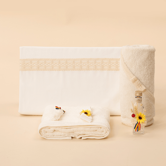 Trusou Victoria Dantela & Floare Galbena Botez Traditional AnneBebe