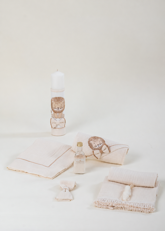 Set Botez Leu Brodat (Hector si Enzo) 2 Piese Lumanare si Trusou Personalizat Botez AnneBebe