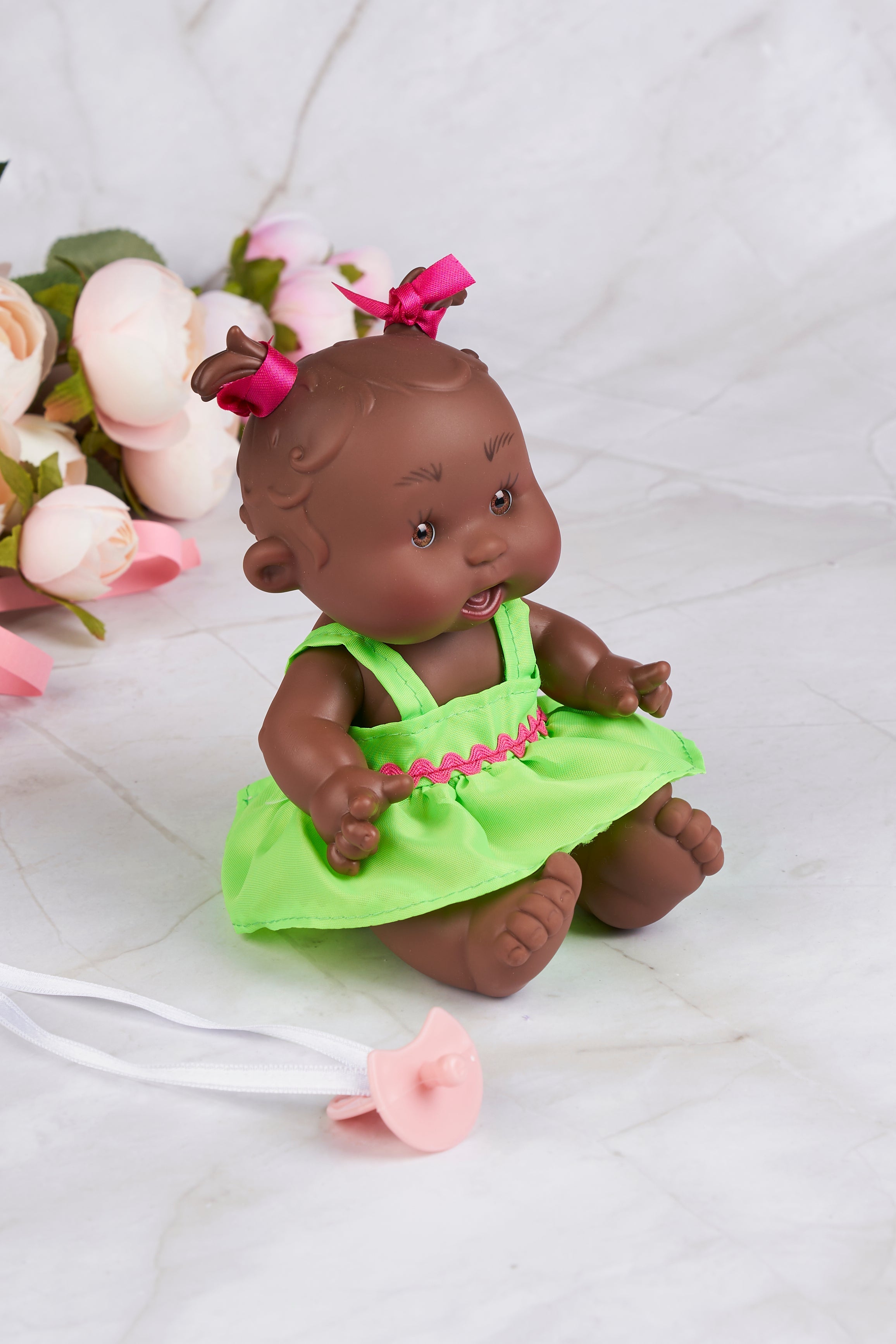 Papusa Parfumata Pepotines Afro cu Rochie Verde Neon, 21 cm 0494 Nines - Camera Bebelusului