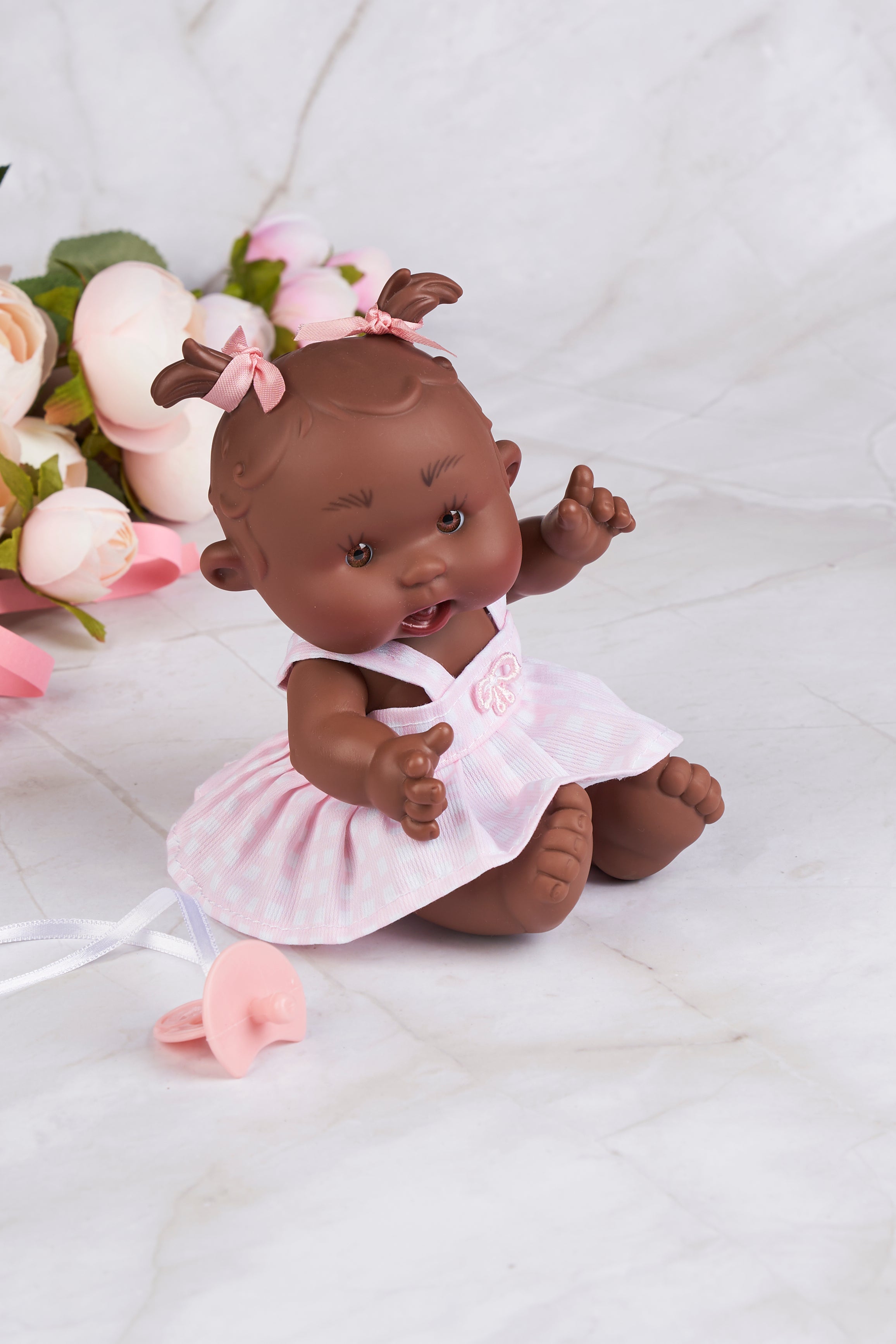 Papusa Parfumata Pepotines Afro cu Rochie Carouri Roz, 21 cm 0494 Nines - Camera Bebelusului