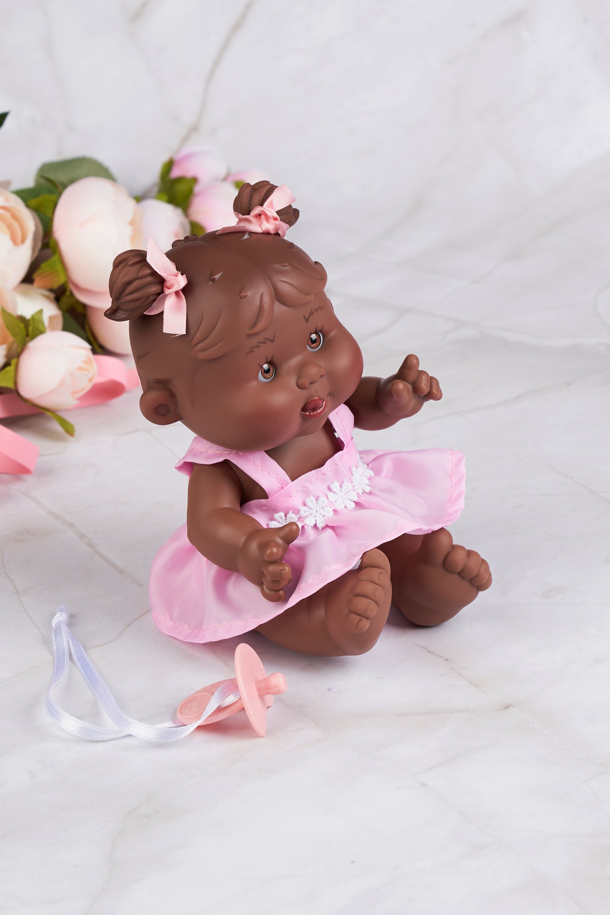 Papusa Parfumata Pepotines Afro, cu Rochie Bretele roz Model Strengar, 21 cm 0494 Nines - Camera Bebelusului
