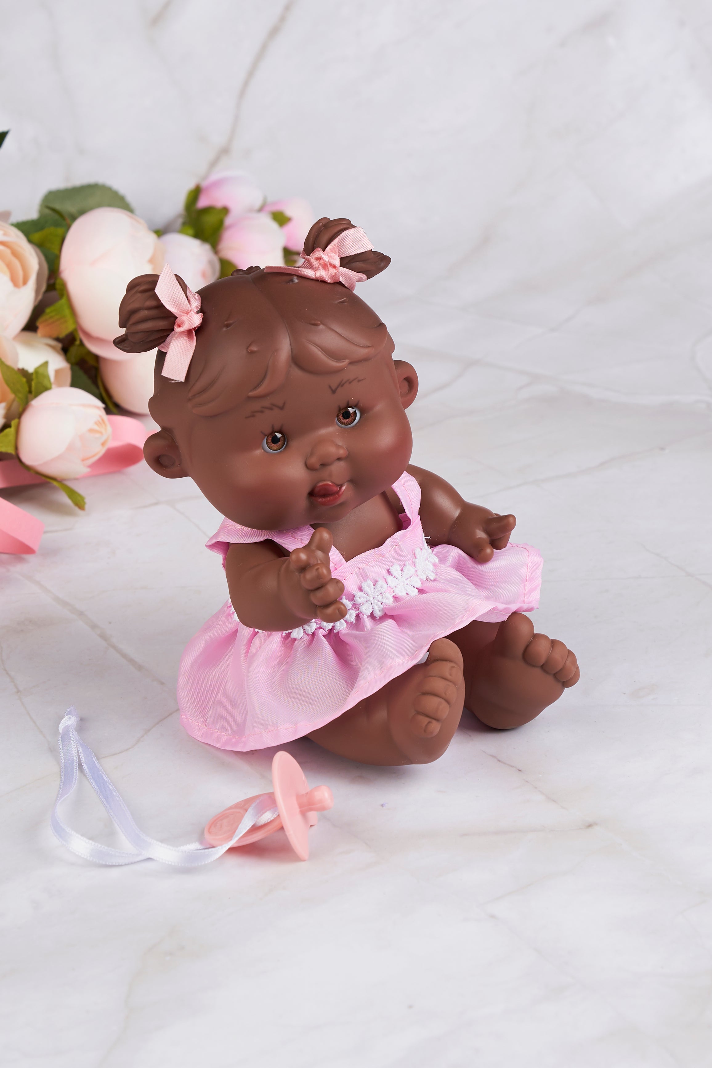 Papusa Parfumata Pepotines Afro, cu Rochie Bretele roz Model Strengar, 21 cm 0494 Nines - Camera Bebelusului