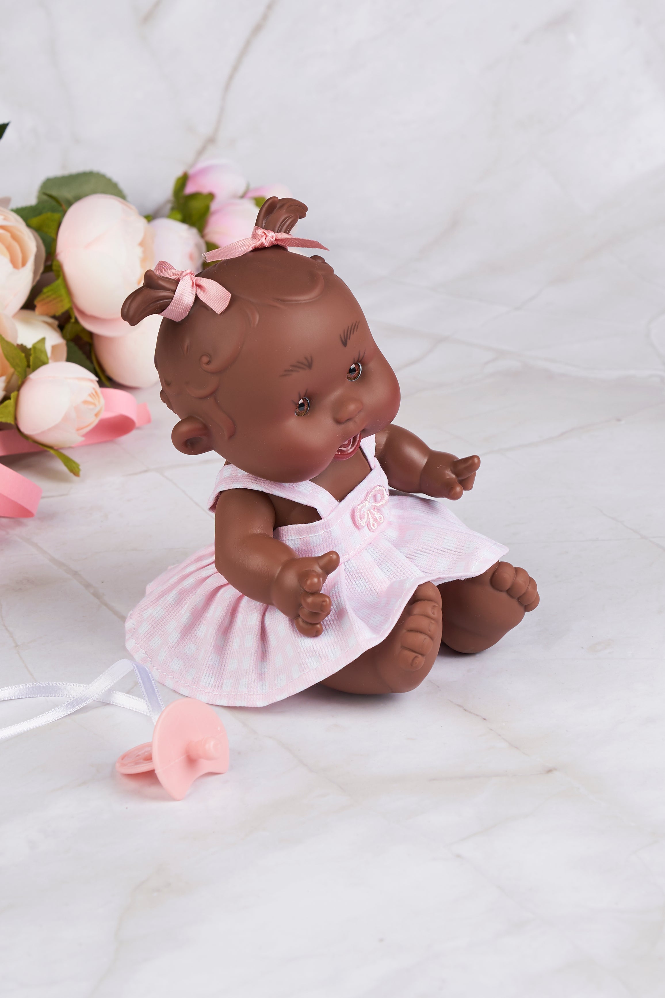 Papusa Parfumata Pepotines Afro cu Rochie Carouri Roz, 21 cm 0494 Nines - Camera Bebelusului