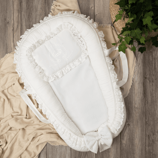 Кремове гніздо BabyNest з мереживом - ліжечко-зменшувач із персоналізованим кокосовим матрацом