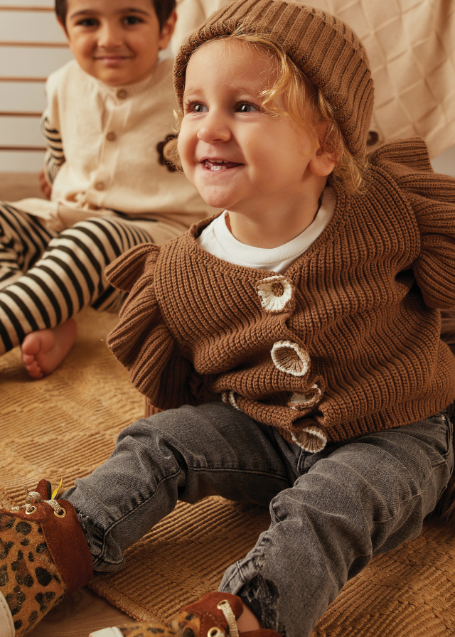 Cardigan Tricotat pentru Fetite, Maro cu Nasturi si Flori Crosetate 21049 Patique - Camera Bebelusului