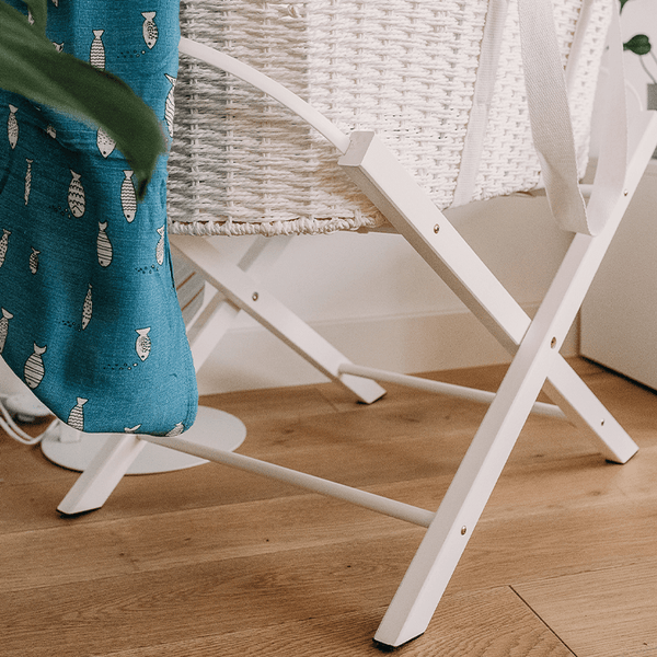 Suport Lemn Alb Simplu Pentru Cosulet Ahoj Baby - Camera Bebelusului